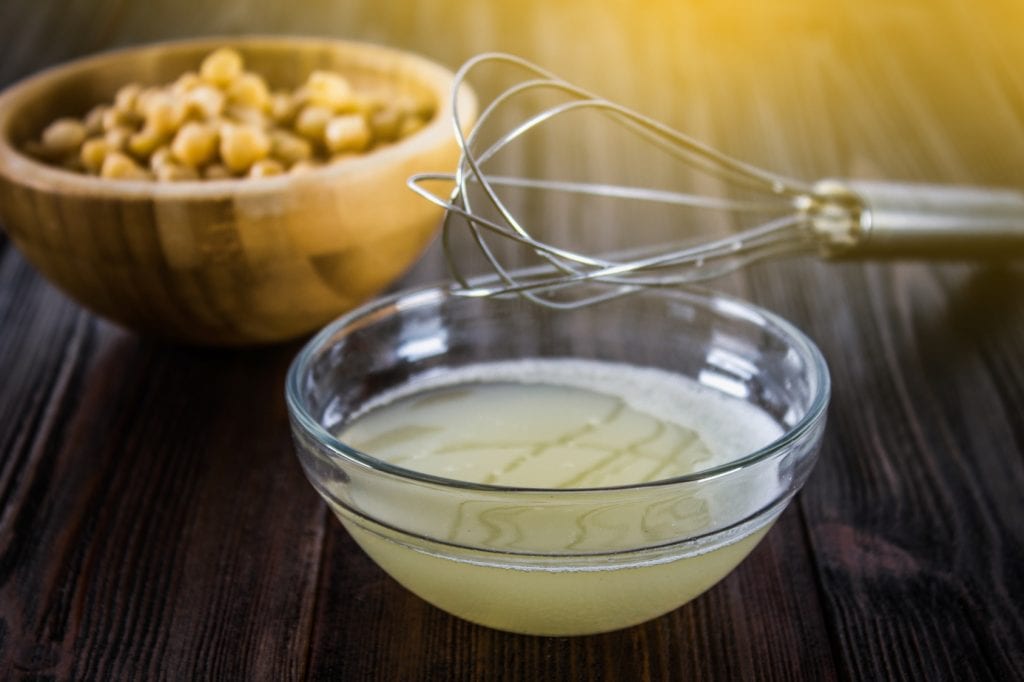 Aquafaba, czyli wegańska królowa. Co to jest i co można z tym zrobić? Aquafaba, czyli wegańska królowa. Co to jest i co można z tym zrobić?