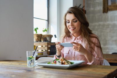 Świadomy, zaangażowany, wiecznie online? Poznaj nowego gościa Twojej restauracji! Świadomy, zaangażowany, wiecznie online? Poznaj nowego gościa Twojej restauracji!