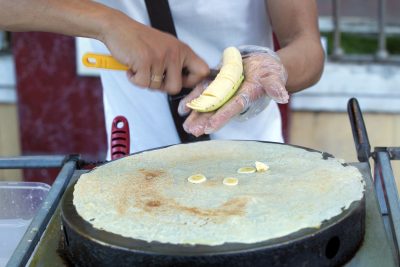 Tajski naleśnik z bananami i mlekiem skondensowanym Tajski naleśnik z bananami i mlekiem skondensowanym