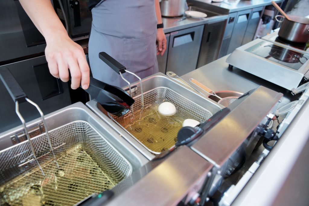 13 rad na udane smażenie. Jak wydłużyć żywotność frytury i zadbać o lekkostrawność potraw? 13 rad na udane smażenie. Jak wydłużyć żywotność frytury i zadbać o lekkostrawność potraw?