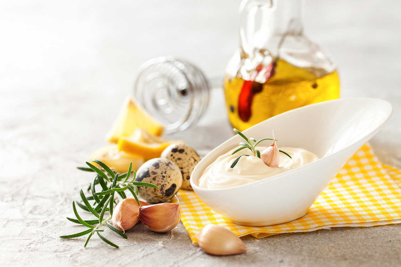 Tradycyjny sos aioli – jak go przyrządzić i podawać?