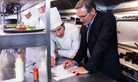 Jak pogodzić rolę szefa kuchni i lidera zespołu? Poznaj tajniki zarządzania personelem w gastronomii 