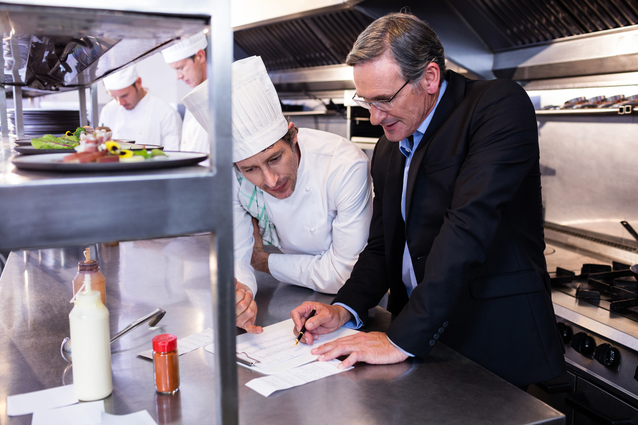 Jak pogodzić rolę szefa kuchni i lidera zespołu? Poznaj tajniki zarządzania personelem w gastronomii 