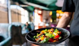 Wiosenne menu z nutą awangardy – jak zaskoczyć gości niecodziennymi połączeniami?