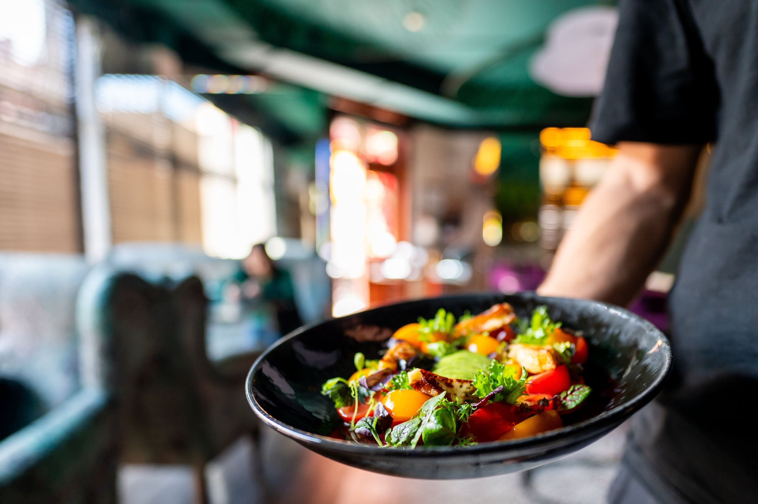 Wiosenne menu z nutą awangardy – jak zaskoczyć gości niecodziennymi połączeniami?