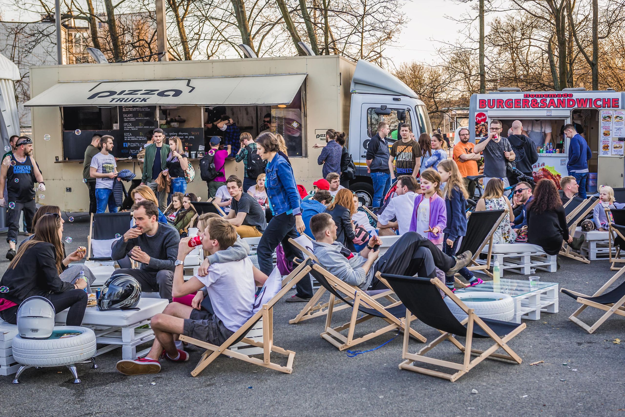 Smażone menu w foodtrucku – jak zadbać o jakość, higienę i efektywność pracy?