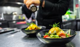 Apetyt na sałatki latem rośnie – jak stworzyć naprawdę dobre sałatkowe menu?
