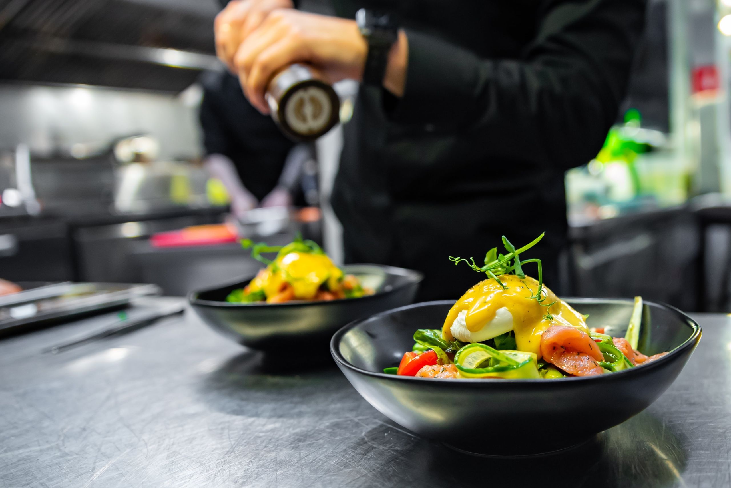 Apetyt na sałatki latem rośnie – jak stworzyć naprawdę dobre sałatkowe menu?