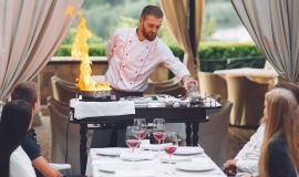 Zrób show na żywo – live cooking jako letnia atrakcja dla gości 
