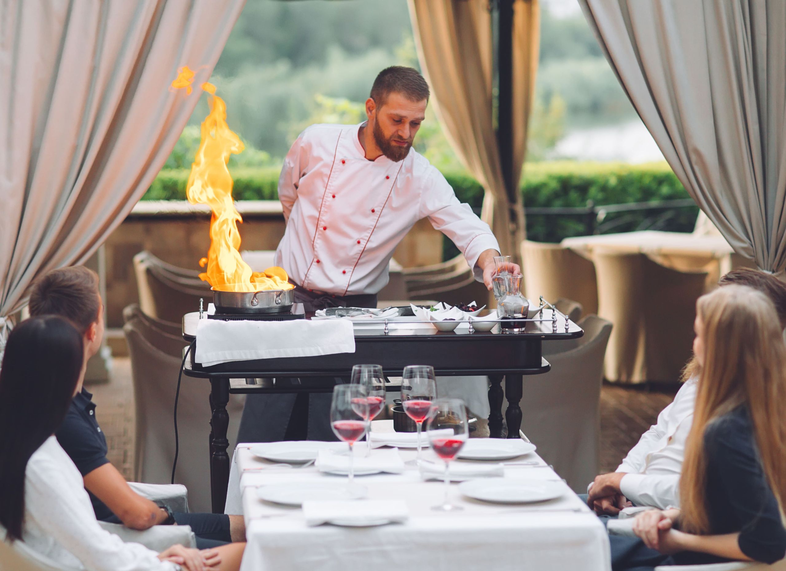 Zrób show na żywo – live cooking jako letnia atrakcja dla gości 