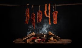 Wędzenie i odymianie w restauracji – jak wykorzystać jeden z ciekawszych trendów gastronomicznych 2025 roku? 