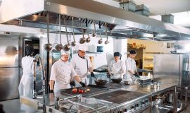 Międzypokoleniowa współpraca w HoReCa: jak łączyć doświadczenie i świeże spojrzenie zespołu?