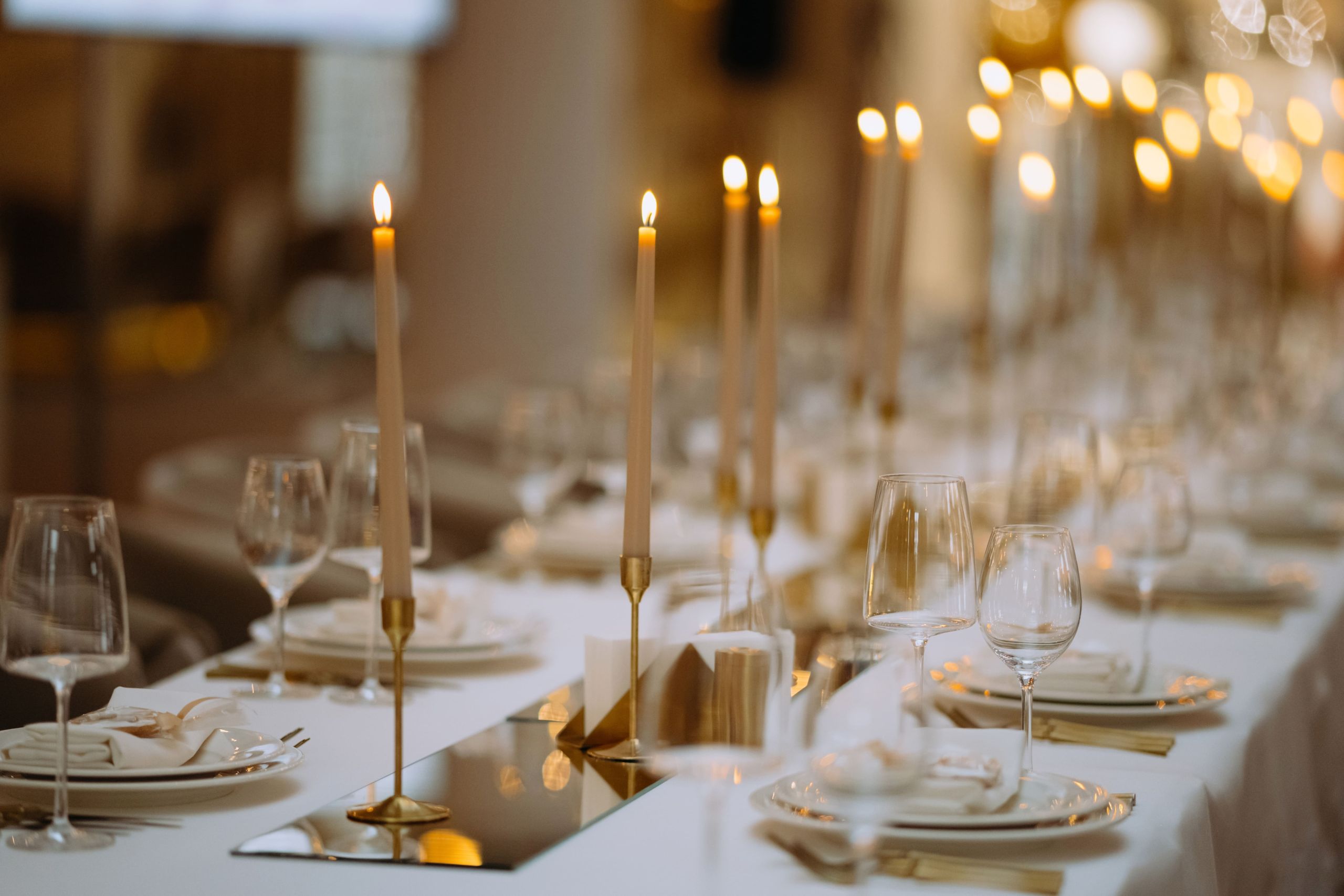 Przygotowanie świątecznego menu dla dużych grup: techniki mrożenia, wstępnej obróbki i organizacja pracy w kuchni profesjonalnej