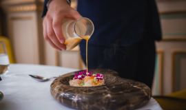 Kuchnia sensoryczna – jak budować doświadczenie zapachem, dźwiękiem i ruchem