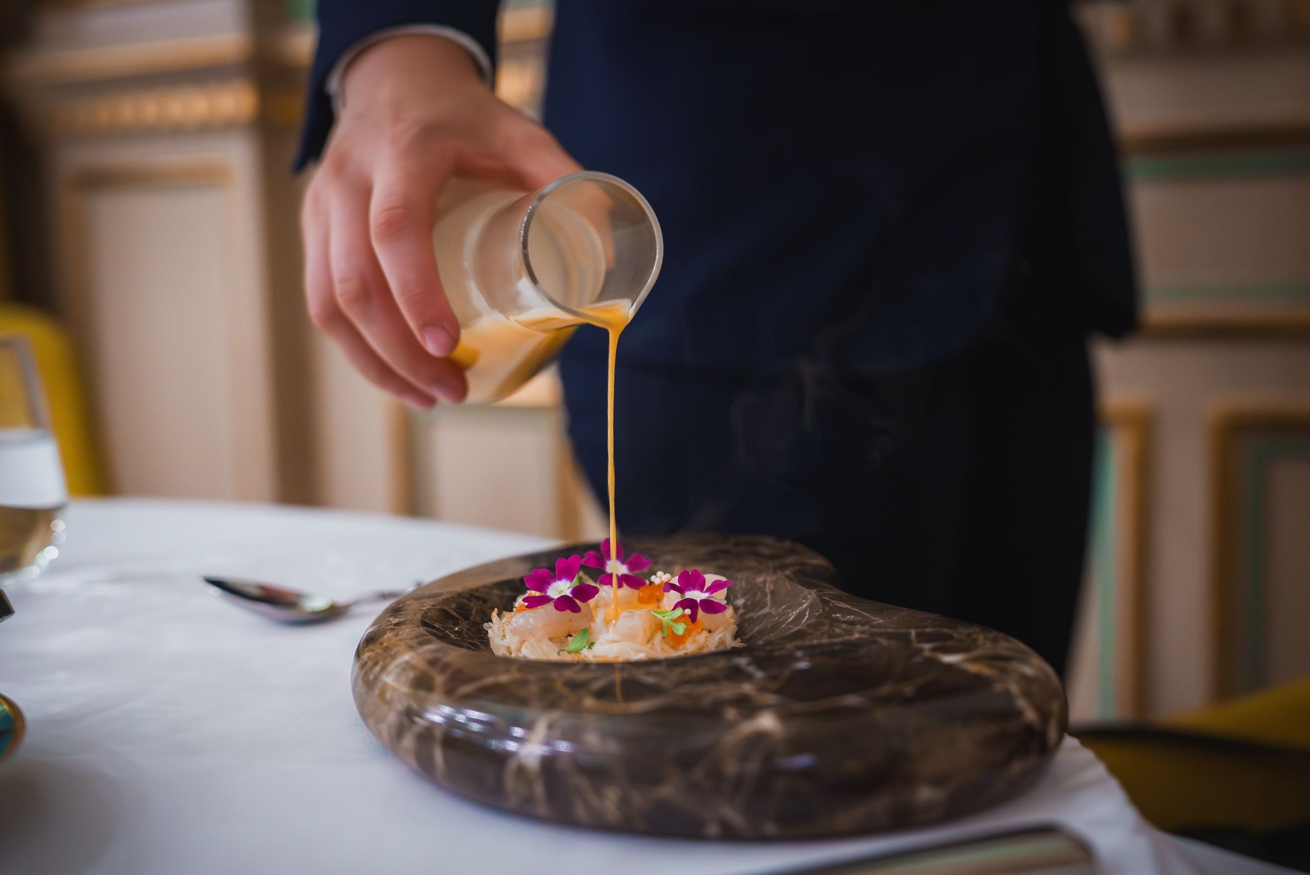 Kuchnia sensoryczna – jak budować doświadczenie zapachem, dźwiękiem i ruchem