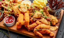 Od street foodu do restauracji – jakie zimowe przekąski inspirowane ulicznym jedzeniem coraz częściej trafiają do menu? 