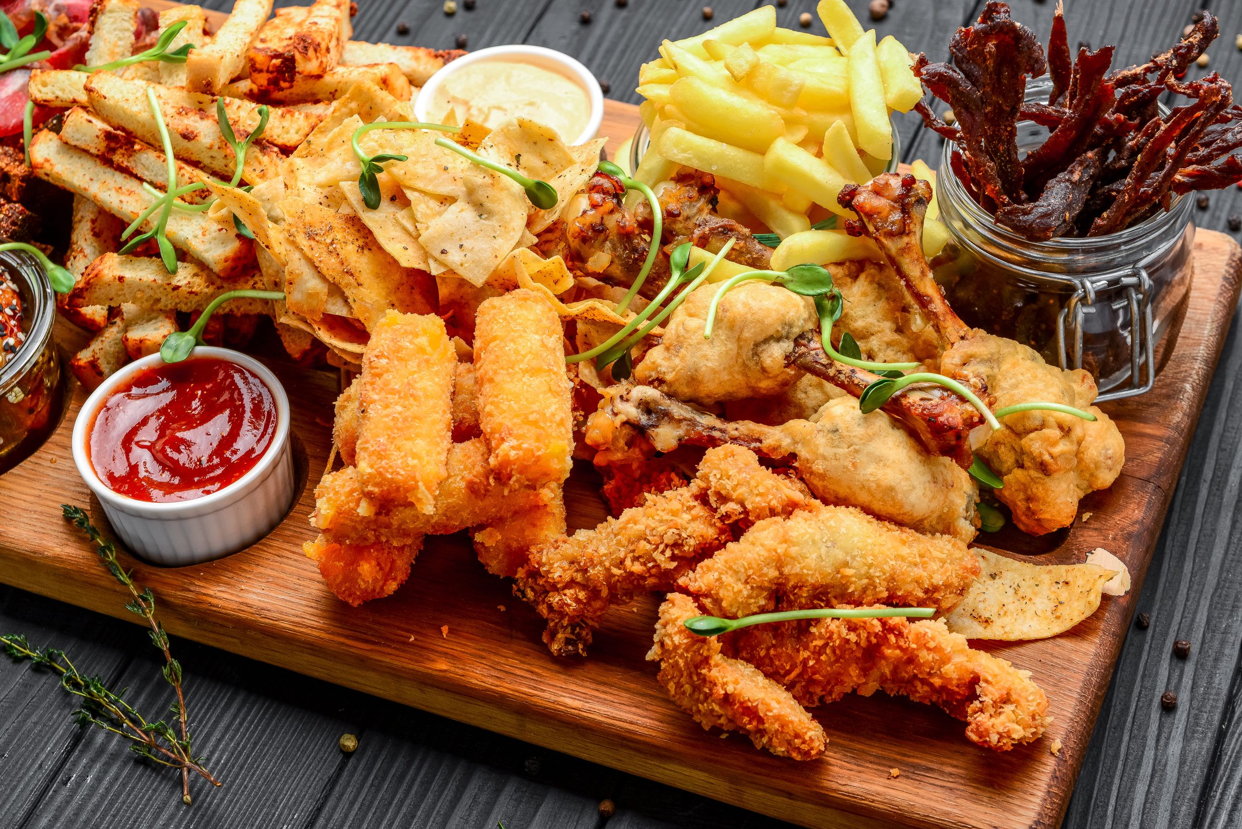 Od street foodu do restauracji – jakie zimowe przekąski inspirowane ulicznym jedzeniem coraz częściej trafiają do menu? 