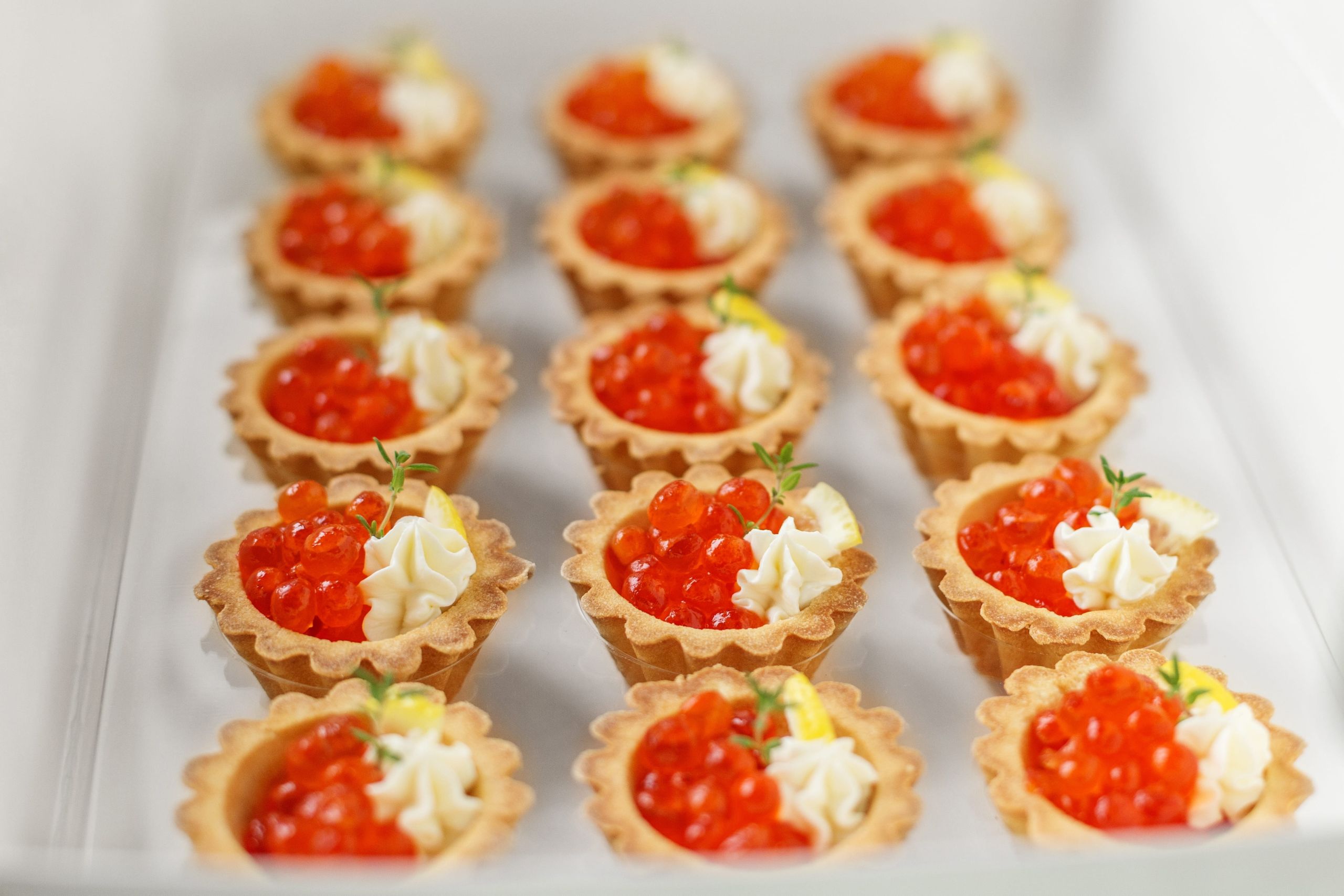 Wielkanocny catering – jak zorganizować pakowanie, transport i logistykę?