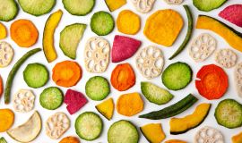 Chipsy warzywne, chrupiące zioła i kruszonki w profesjonalnej kuchni – dlaczego warto? 