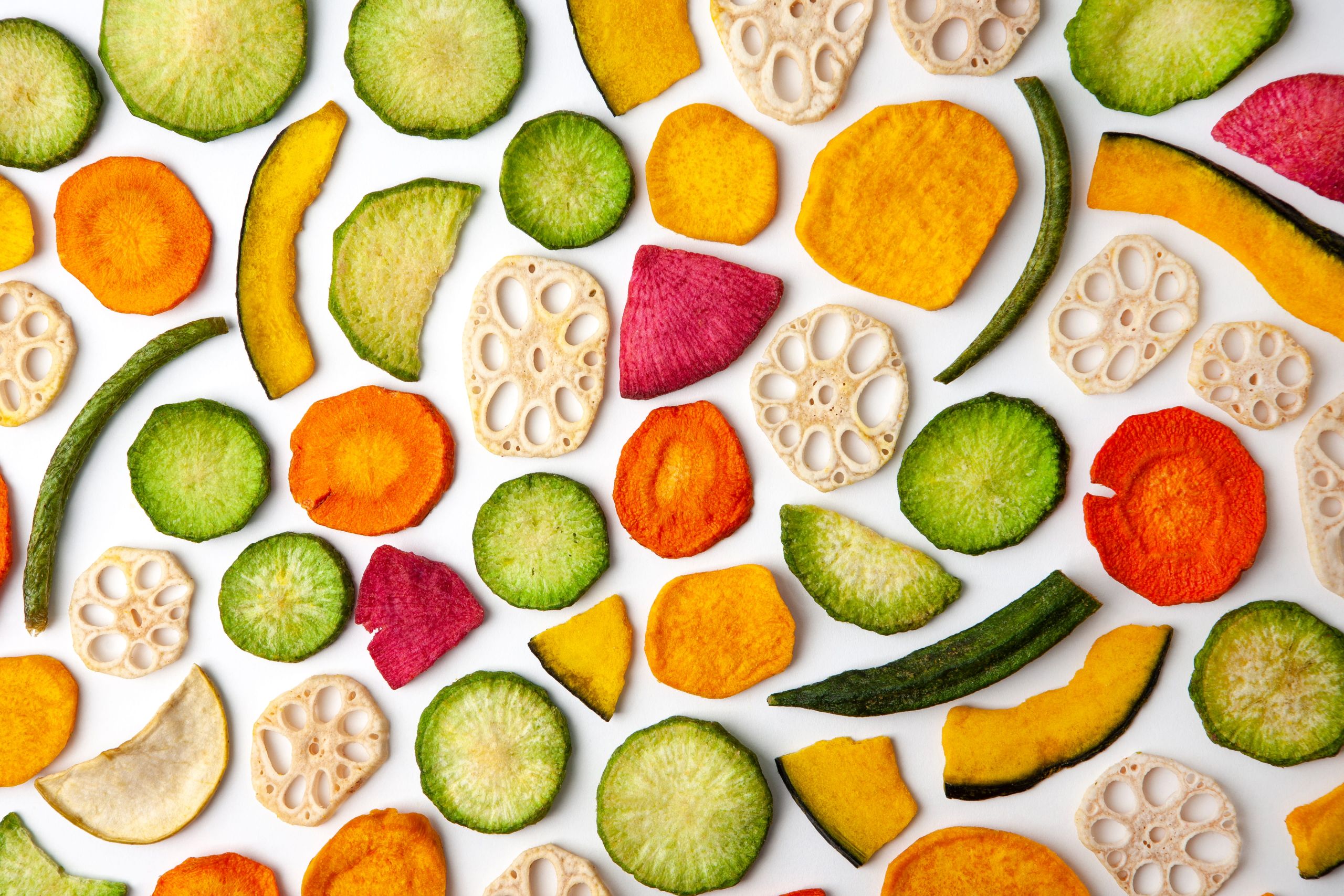 Chipsy warzywne, chrupiące zioła i kruszonki w profesjonalnej kuchni – dlaczego warto? 