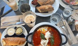 Pomiędzy śniadaniem a lunchem –jajka, fermentowane produkty i smażone dodatki w kreatywnych propozycjach