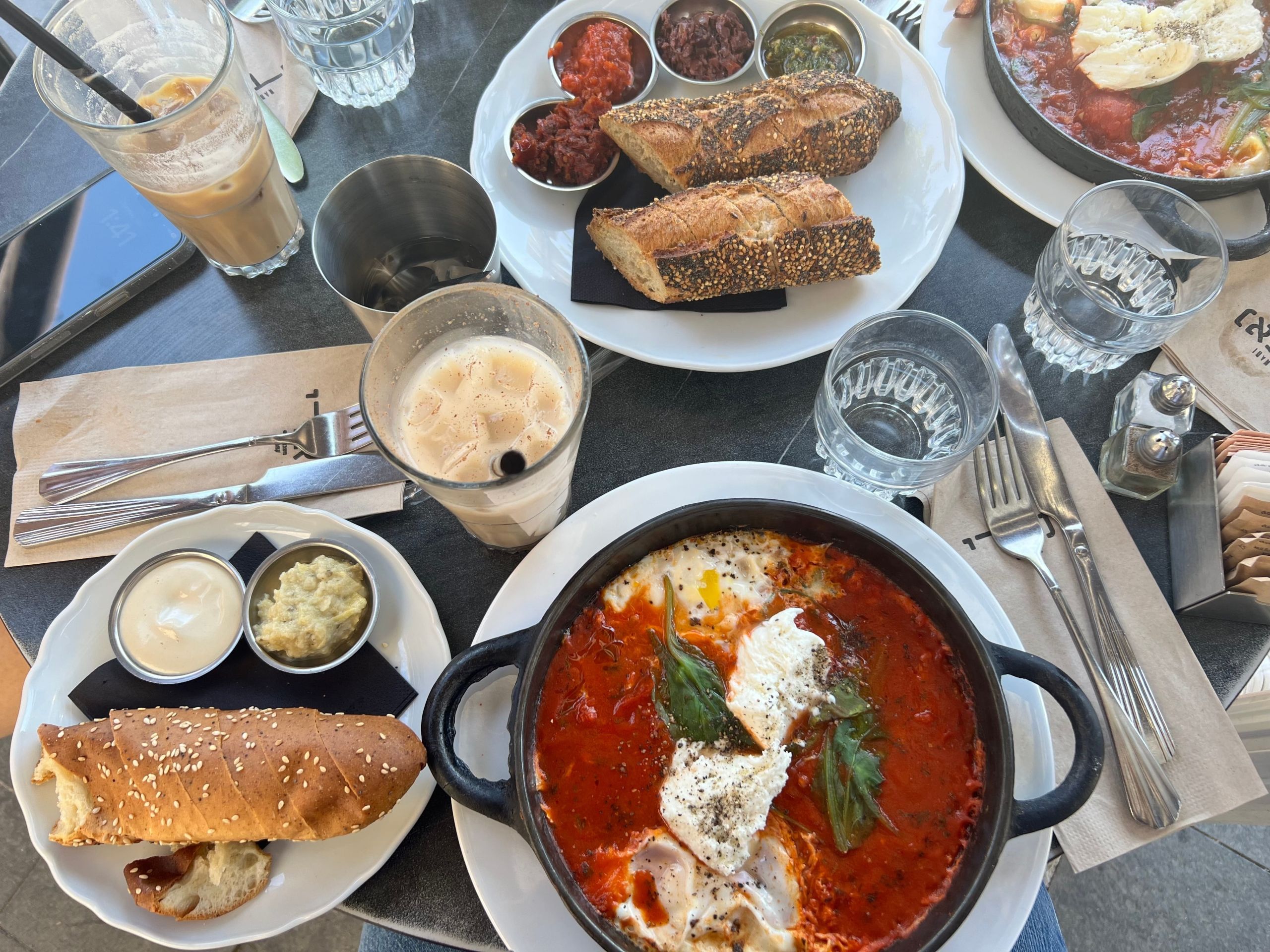 Pomiędzy śniadaniem a lunchem –jajka, fermentowane produkty i smażone dodatki w kreatywnych propozycjach