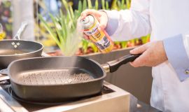 Jak przetrwać sezon w gastronomii? Postaw na tempo i sprawdzony spray do smażenia i pieczenia