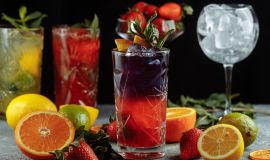 Napojowe hity lata – lemoniady, mocktajle i lekkie fermentacje ze świeżych ziół i owoców