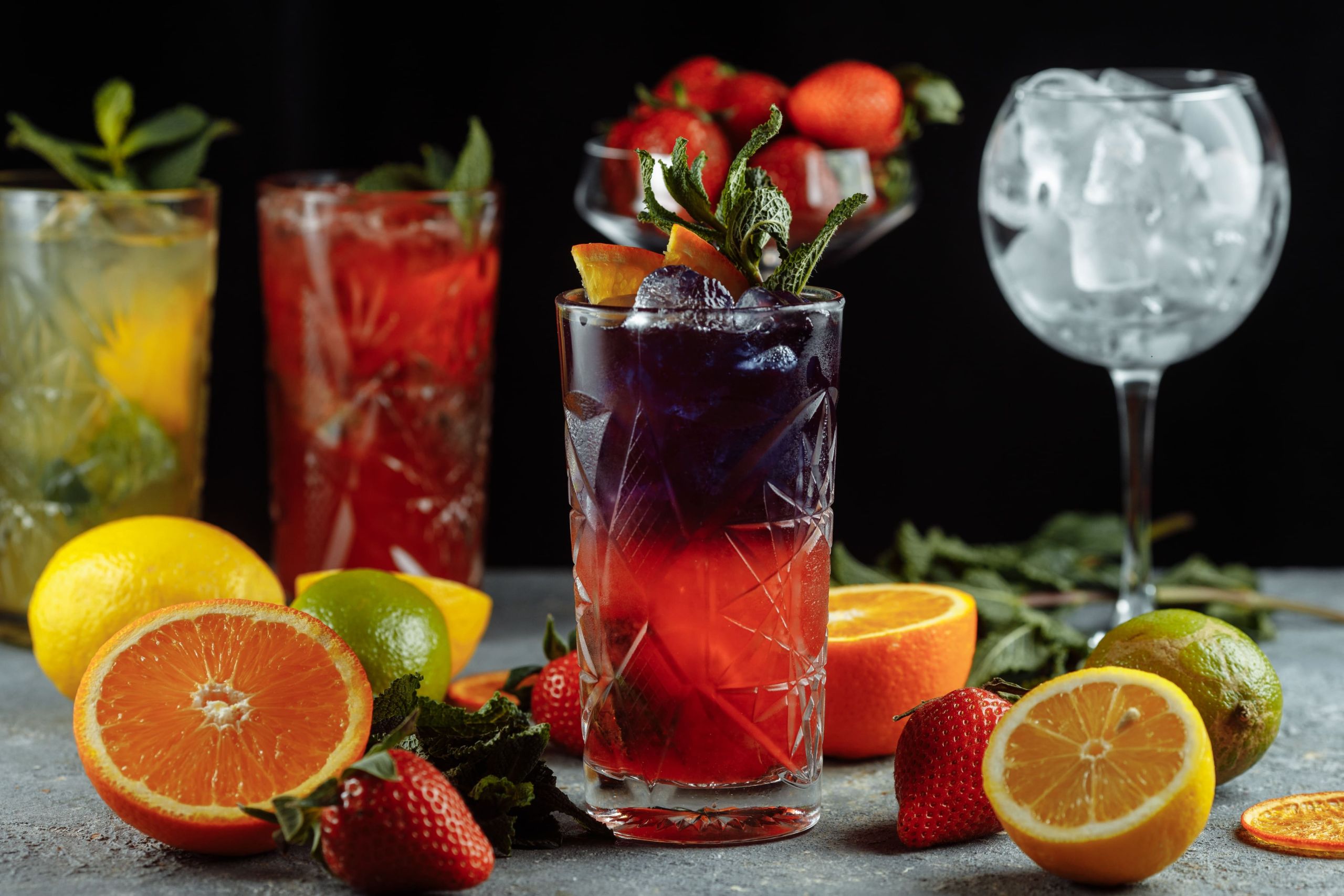 Napojowe hity lata – lemoniady, mocktajle i lekkie fermentacje ze świeżych ziół i owoców